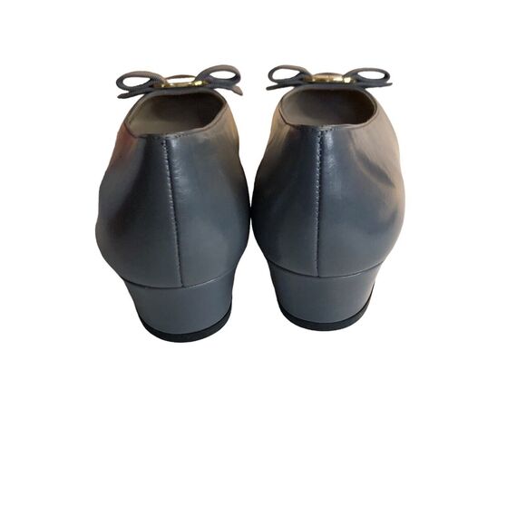 Salvatore Ferragamo Lilla Classic Pump 6.5 New In Box
FITS LIKE A 5!!! - Picture 4 of 9